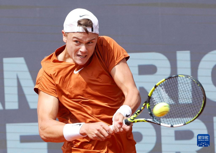 积极地拉打 积极地拉打